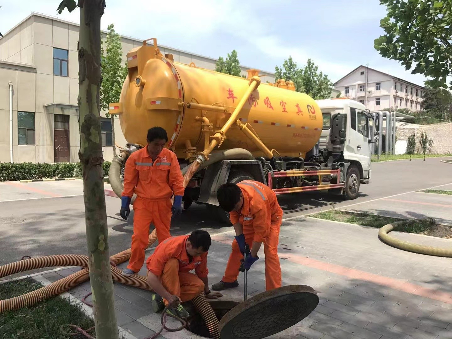 临县管道疏通车停在窨井附近