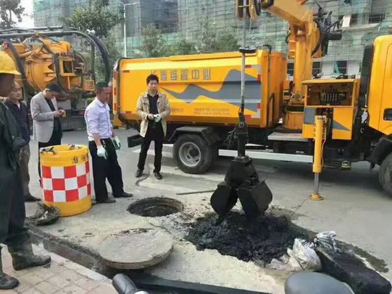 临县街道：网格员化身“清道夫”，为民解忧疏通“堵心”化粪池