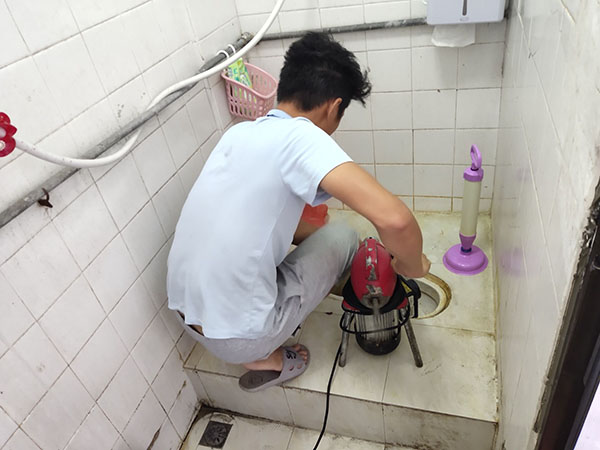 临县肥皂掉到马桶里把马桶堵住了怎么办？马桶堵住了怎么办