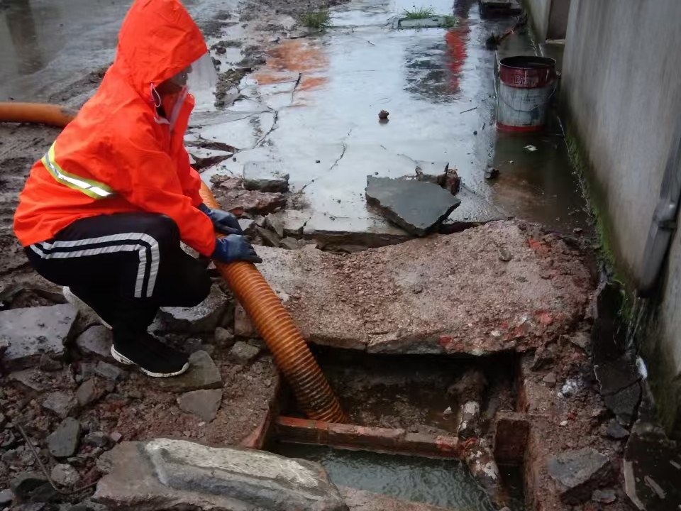 临县专业清理污水池 炜誉市政以规范流程守护城市 “肠道”